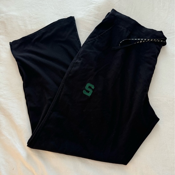 Women’s New Balance Black Scrub Set - Picture 2 of 9